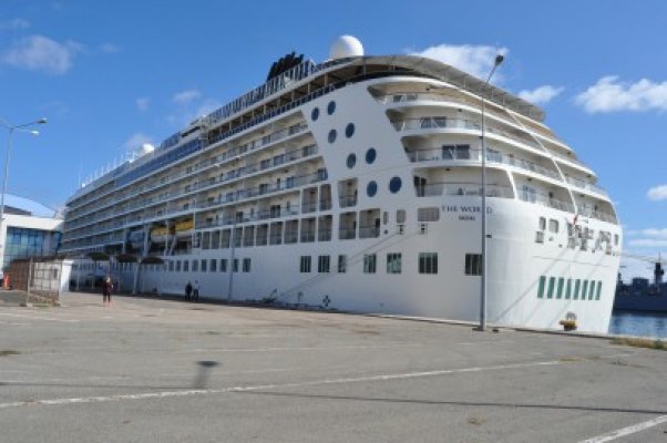 Vasul The World, complex rezidenţial mobil: magnaţii se trezesc în fiecare zi cu o altă privelişte